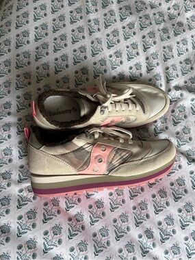 Saucony Beige and Pink Platform Runner Sneaker